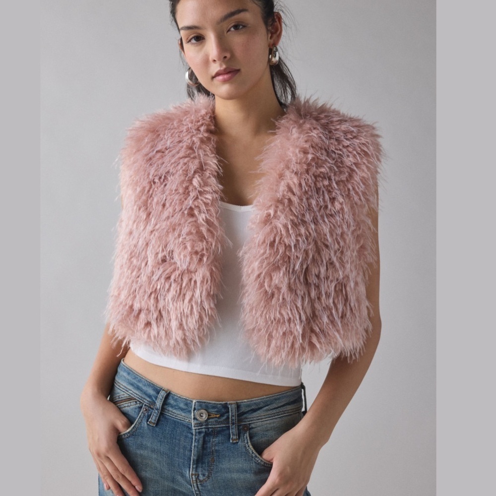 Azalea Wang Camille Pink Faux Fur Vest Cropped Sleeveless V Neck Boxy Statement